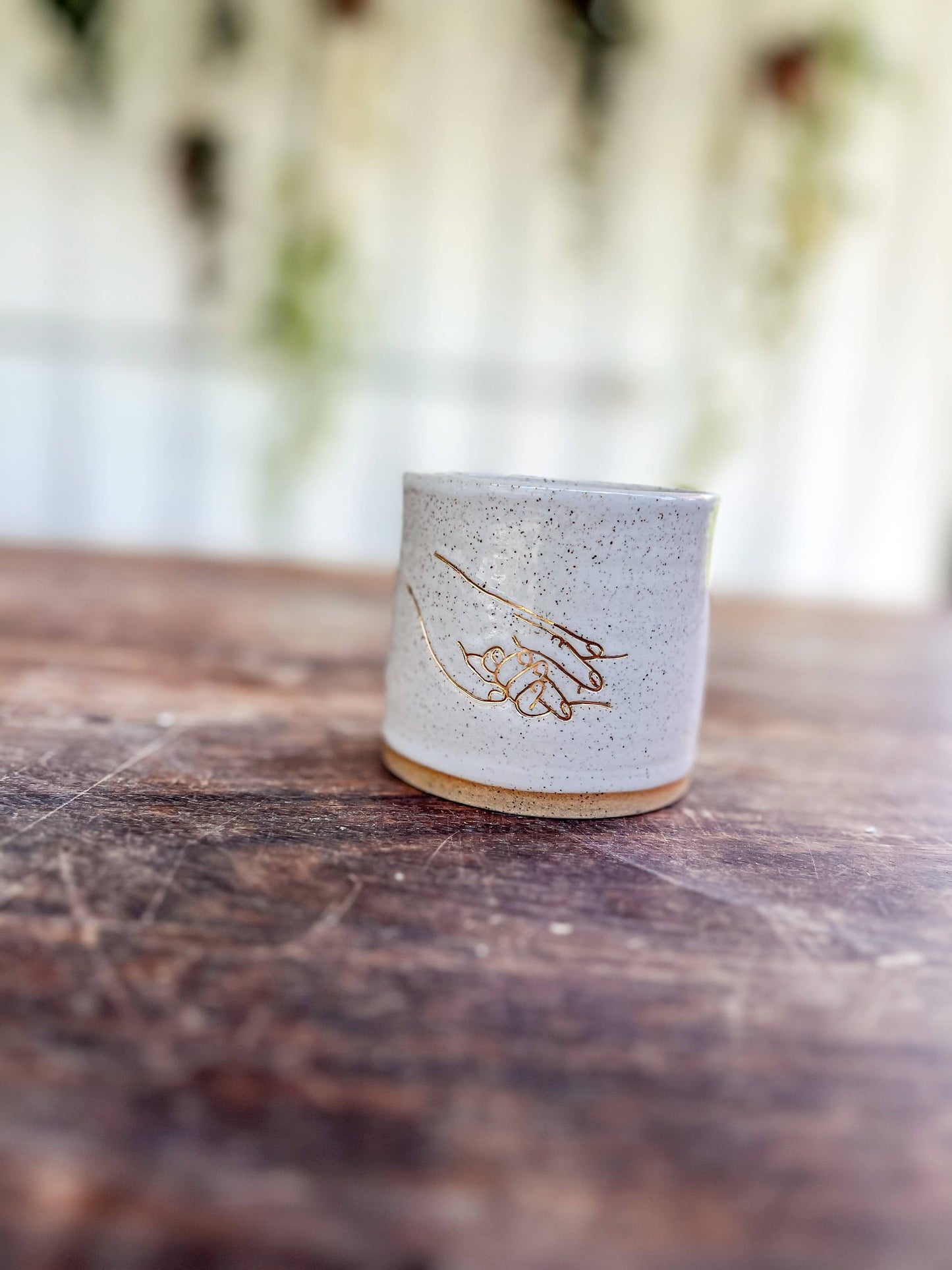 BABY HOLDING FINGERS CERAMIC MUG