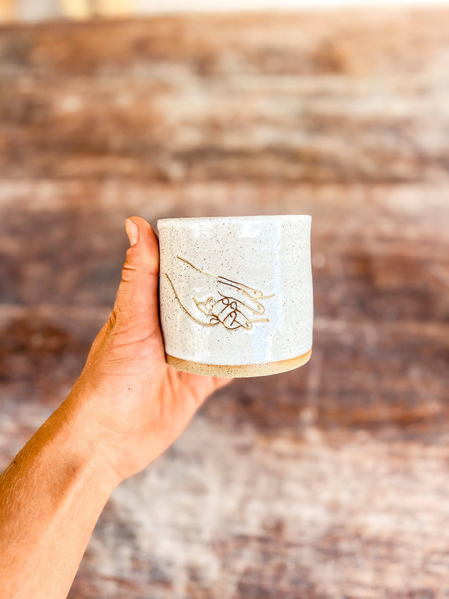 BABY HOLDING FINGERS CERAMIC MUG