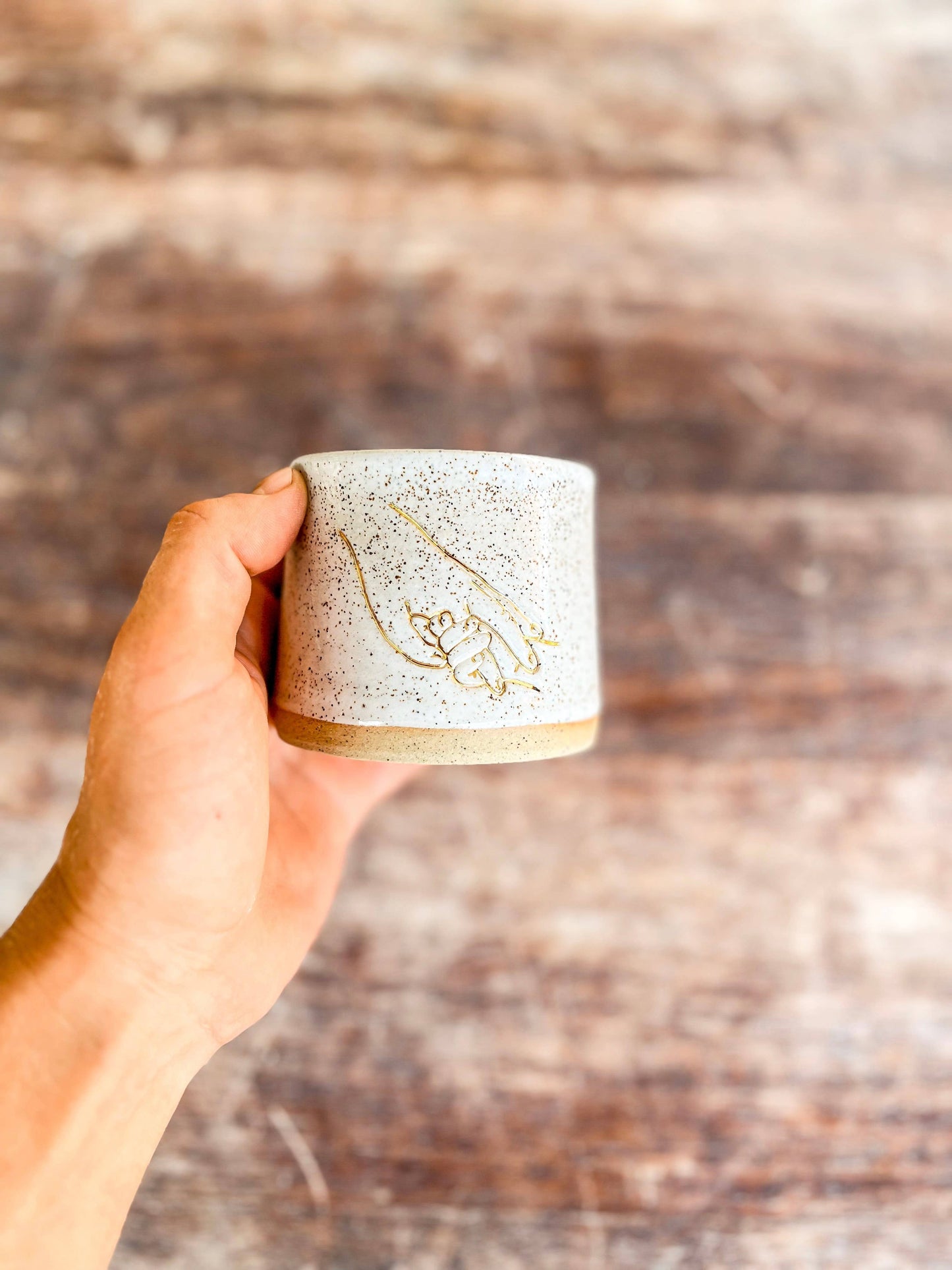 BABY HOLDING FINGERS CERAMIC MUG